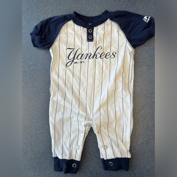 Majestic Other - YANKEES pinstripe onsie